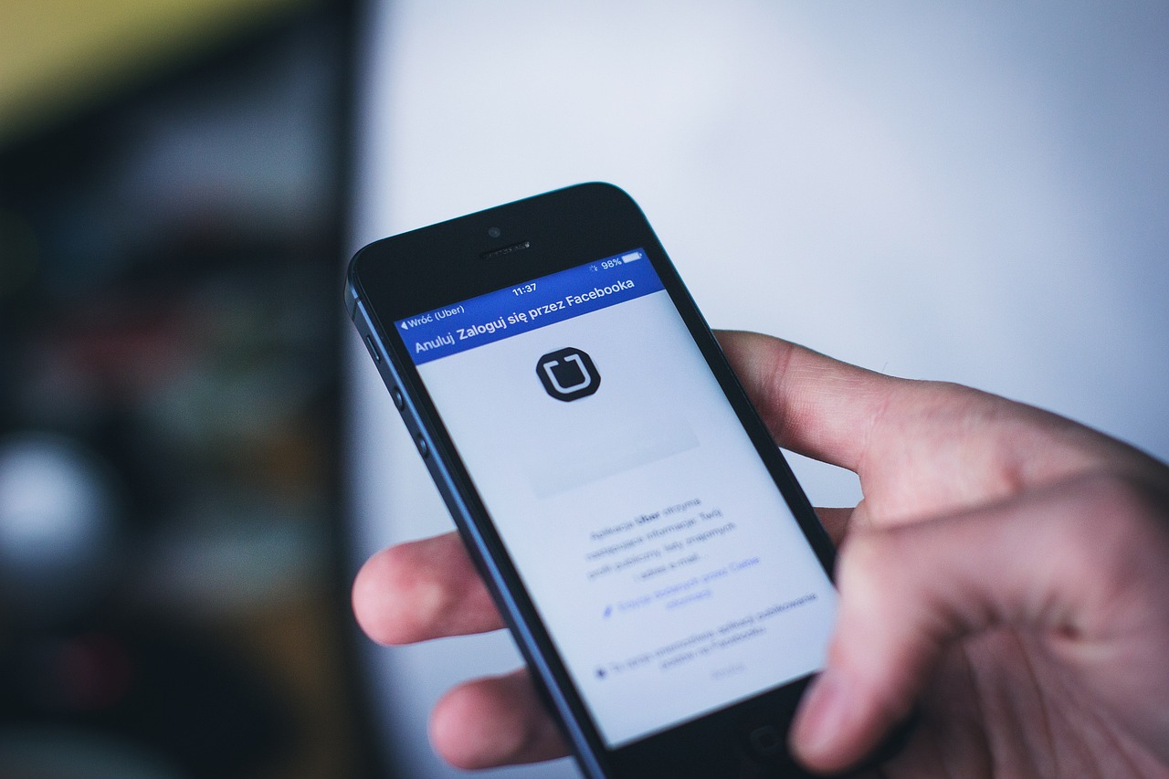 Waar vind ik het telefoonnummer van Uber Car Rental in NL?